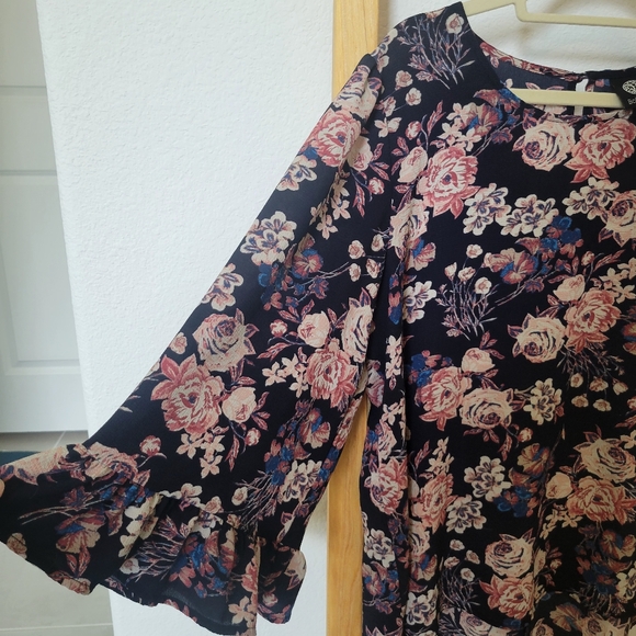 Bobeau Bell Sleeve Floral Navy Blouse - Picture 7 of 7